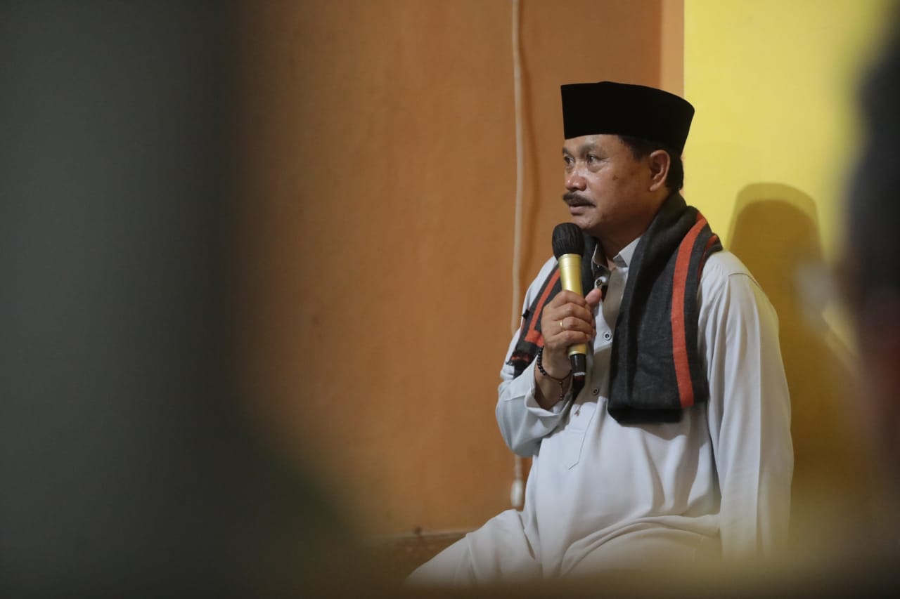 Foto 4 dari 12: Gelar Salat Isya di Masjid Al Hikmah Wali Kota Salurkan Bantuan Pada Musala dan Warga