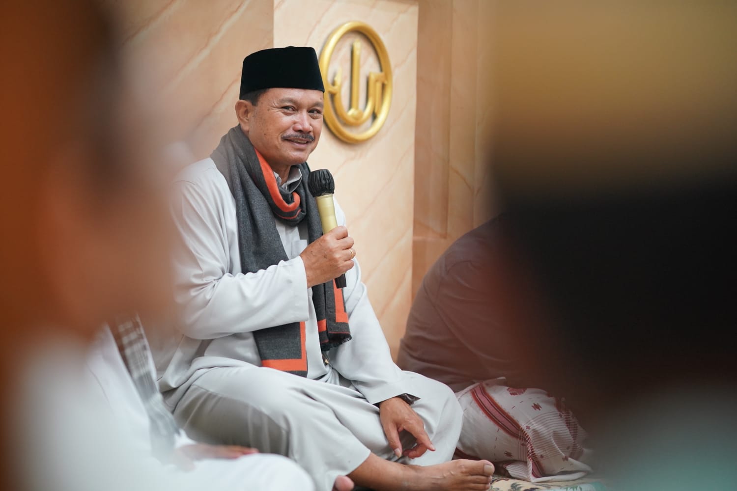 Foto 3 dari 10: Salat Isya di Masjid Al-Furqon, Wali Kota Belanja Masalah Langsung dari Jamaah
