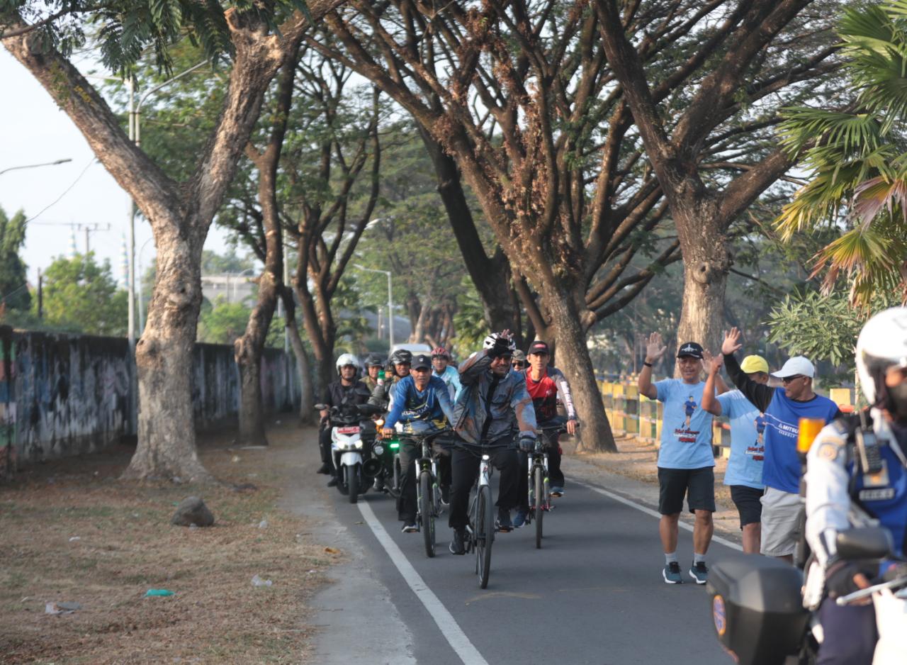 Foto 1 dari 2: Gowes Di Kecamatan Kartoharjo, Wali Kota Sampaikan Rencana Pembangunan Ikon Baru Kota