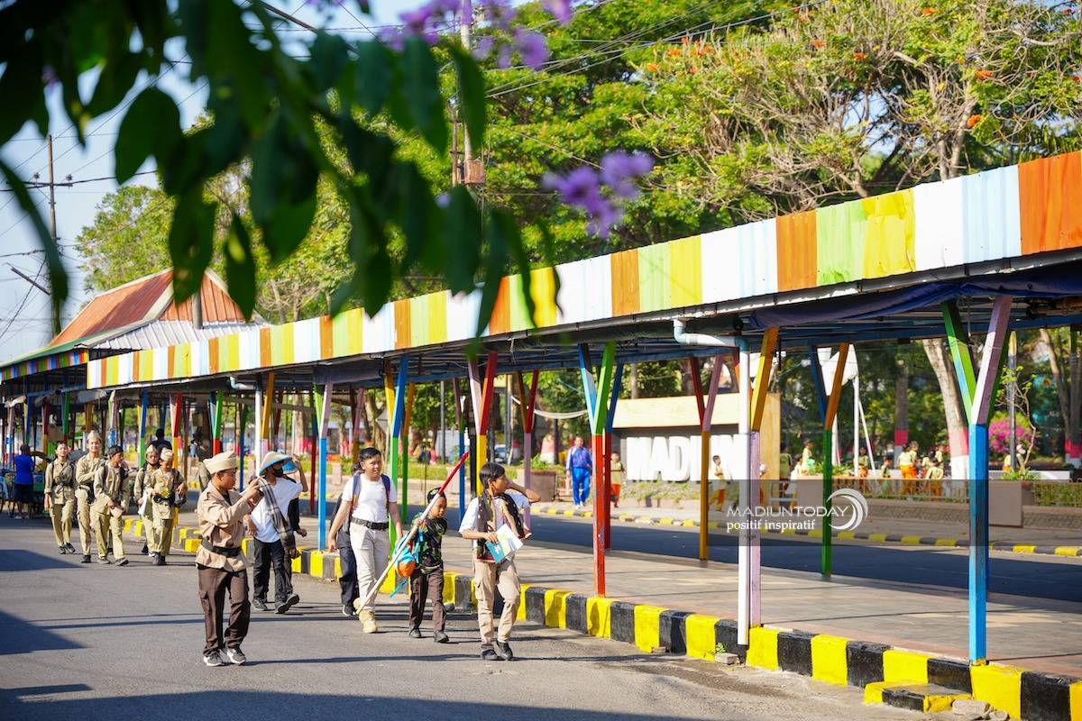 Foto 7 dari 9: Peringati HUT Sekolah, Siswa SMPN 2 Kota Madiun Napak Tilas Ke Tugu Pahlawan