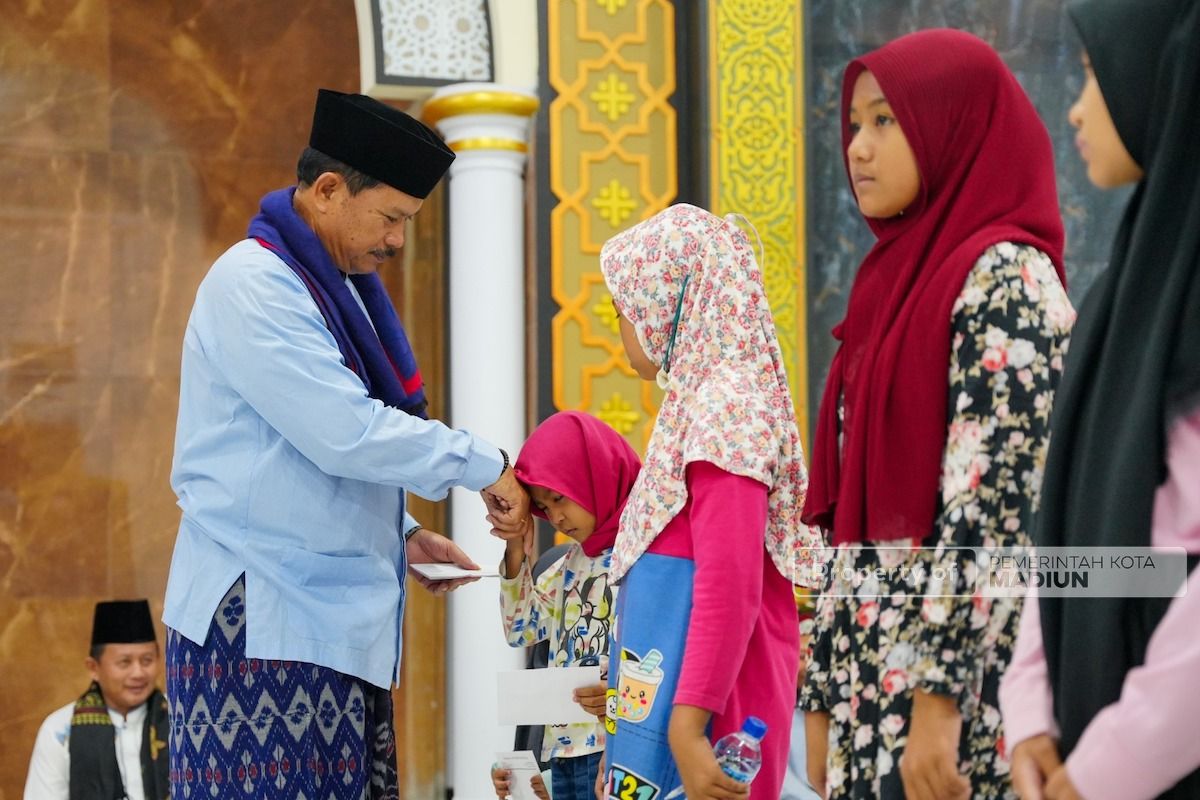 Foto 5 dari 8: Salat Isya di Masjid Baitul Jannah, Wali Kota Setujui Bantuan Pembangunan Rp 50 Juta