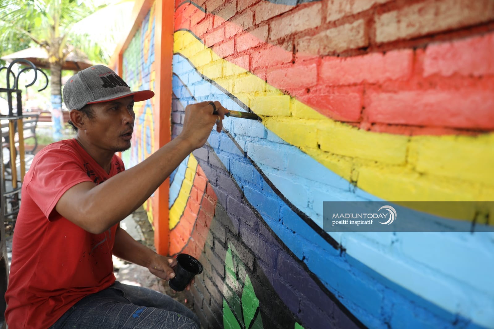 Foto 5 dari 8: Tim Kreatif DLH Hias Tembok Kusam Di PSC