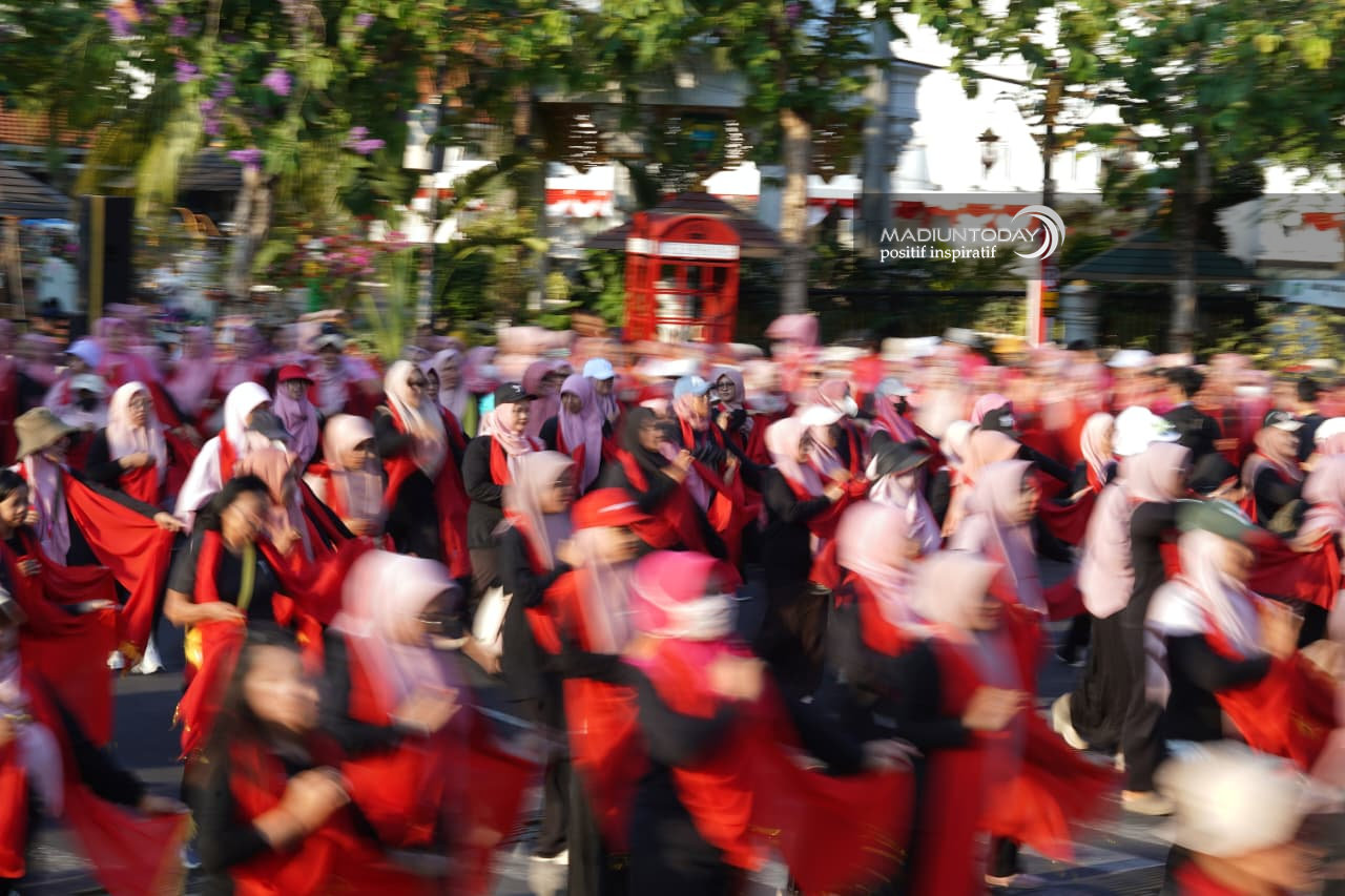 Foto 9 dari 12: Madiun Menari Milik Warga Kota, Plt Wali Kota Ajak Masyarakat Saksikan dan Menari Bersama