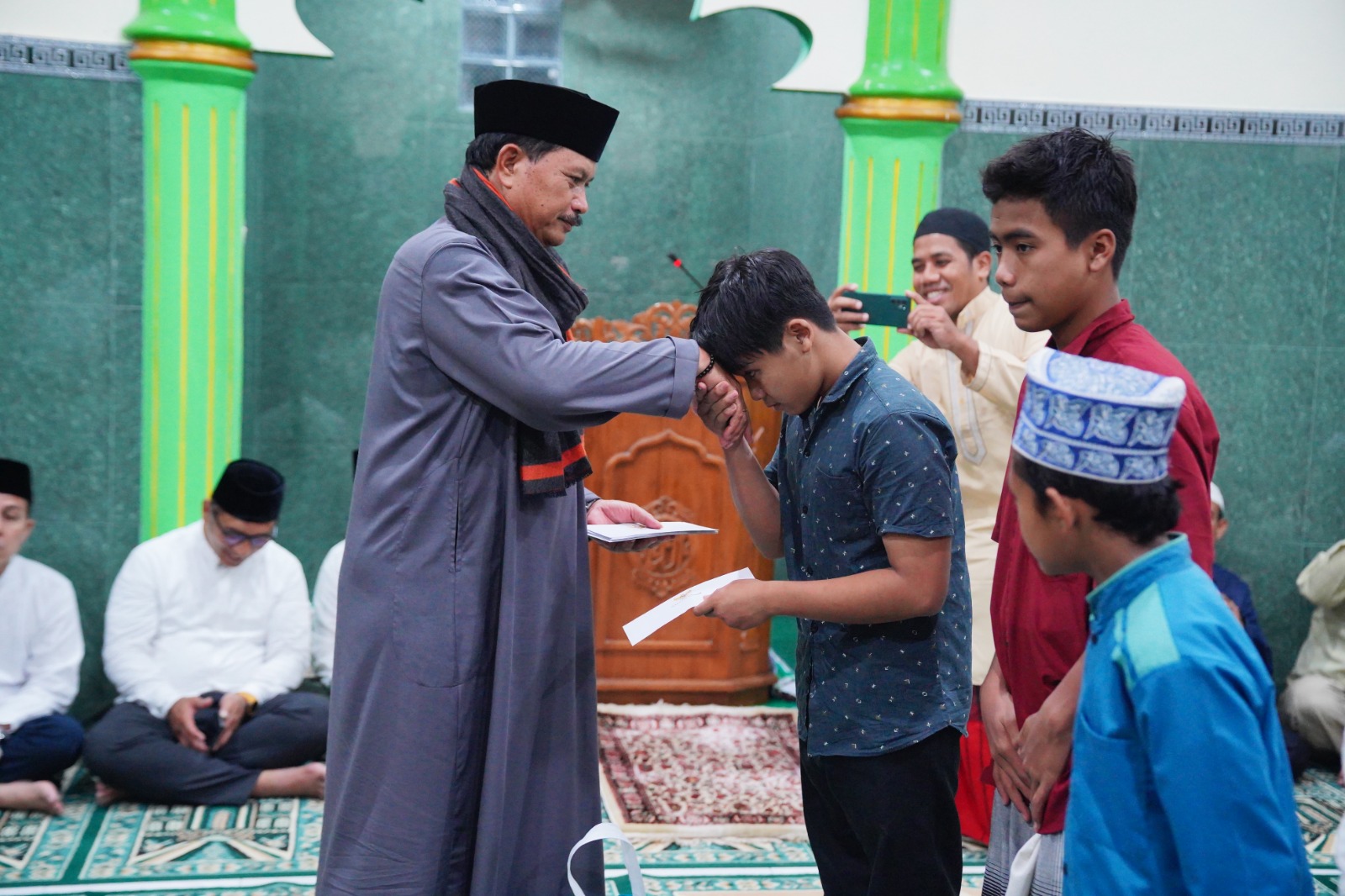 Foto 6 dari 10: Salat Isya dan Tarawih Safari Ramadan di Masjid Al Ifaqoh, Wali Kota Ajak Warga Tingkatkan Ibadah