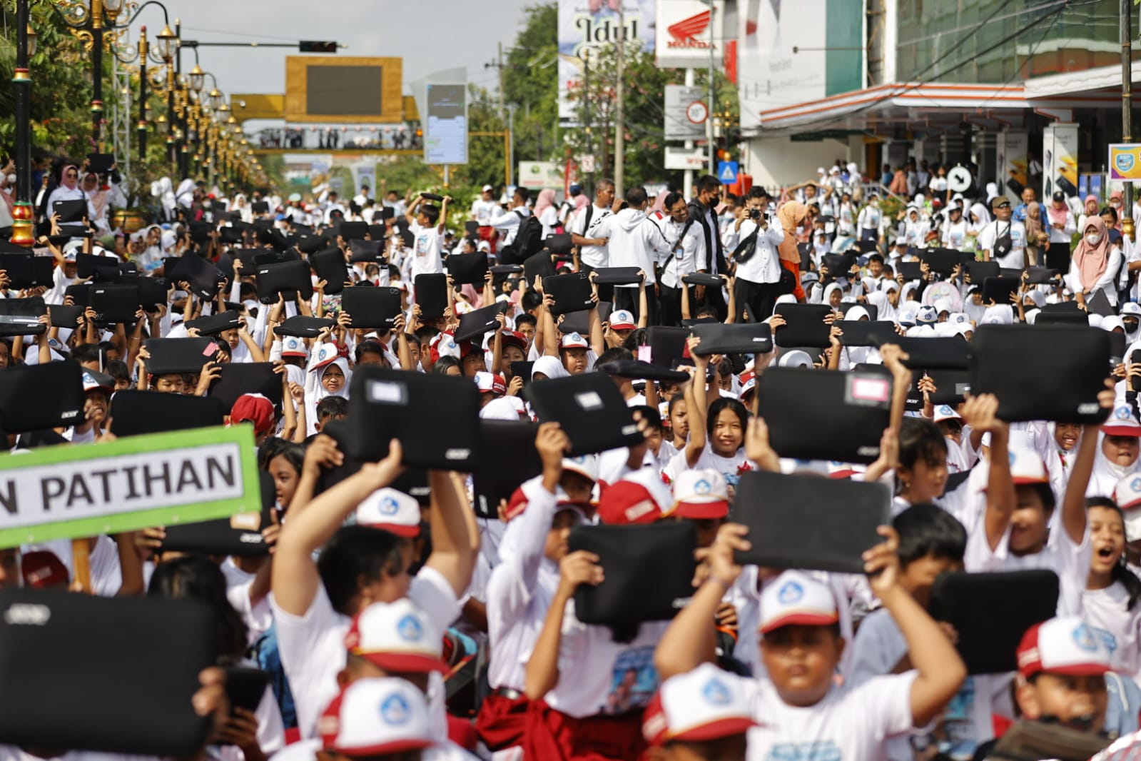 Foto 2 dari 7: Peringatan Hardiknas, Wali Kota: Kita Siapkan Generasi Emas 2045 Melalui Program Laptop