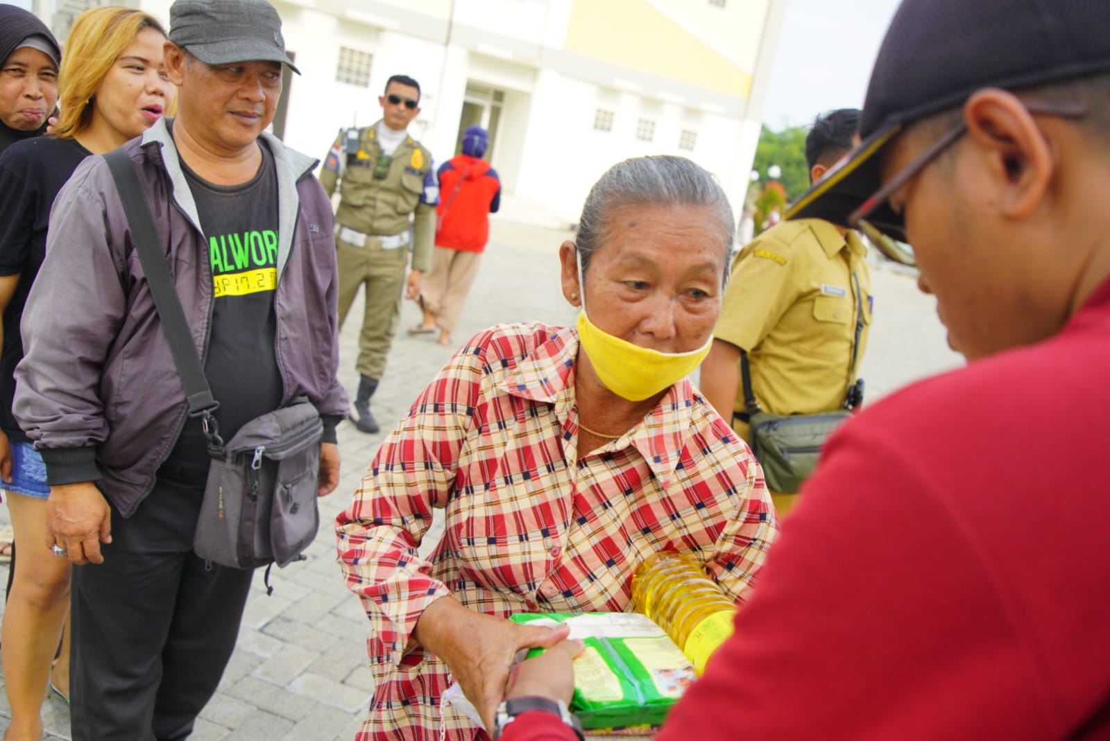 Foto 6 dari 10: Berbagi Kebahagiaan Hari Raya, Wali Kota Salurkan Sembako Kepada Warga Sekitar Tempat Wisata Hingga Penghuni Rusunawa