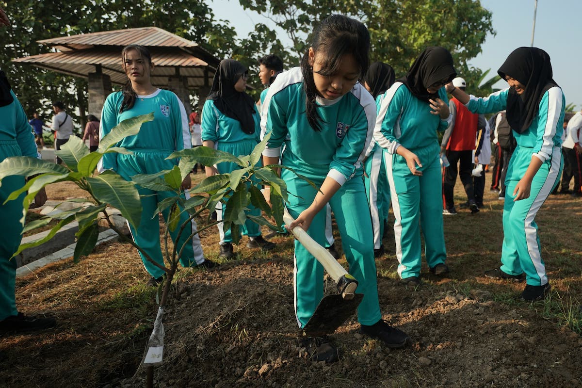 Foto 5 dari 10: Jaga Lingkungan Tetap Asri, Ratusan Pelajar di Kota Madiun Tanam Bibit Pohon