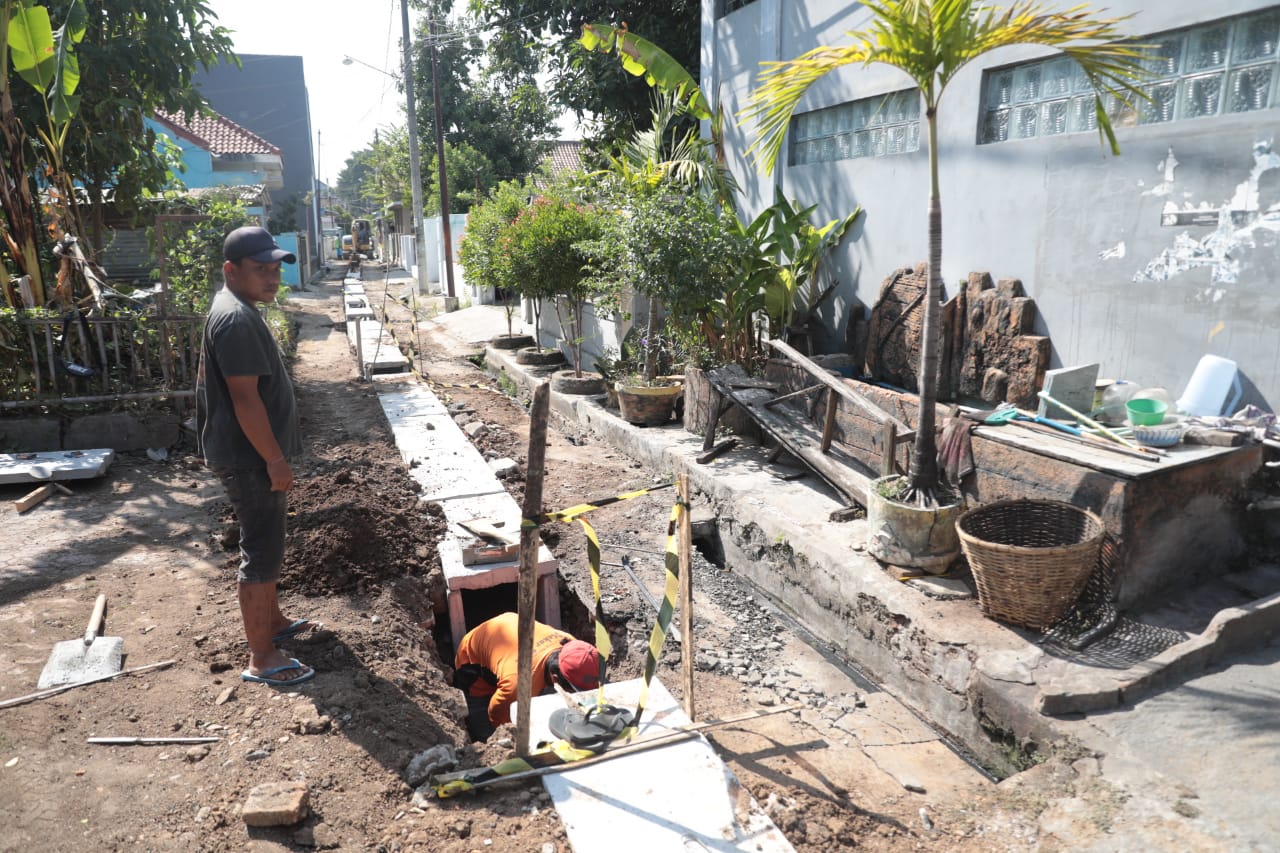 Foto 5 dari 7: Realisasikan Usulan Masyarakat, Ada 23 Paket Saluran Lingkungan Tahun Ini, Rata-rata Sentuh 80 Persen