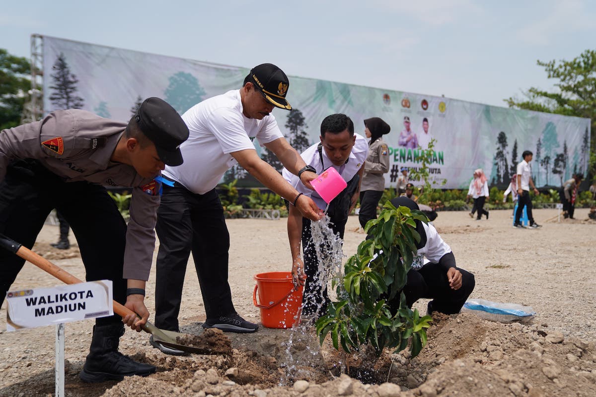 Foto 2 dari 8: Dampingi Menko PMK Dan Kapolri, Wali Kota Dukung Program Penanaman 10 Juta Pohon Di Madiun