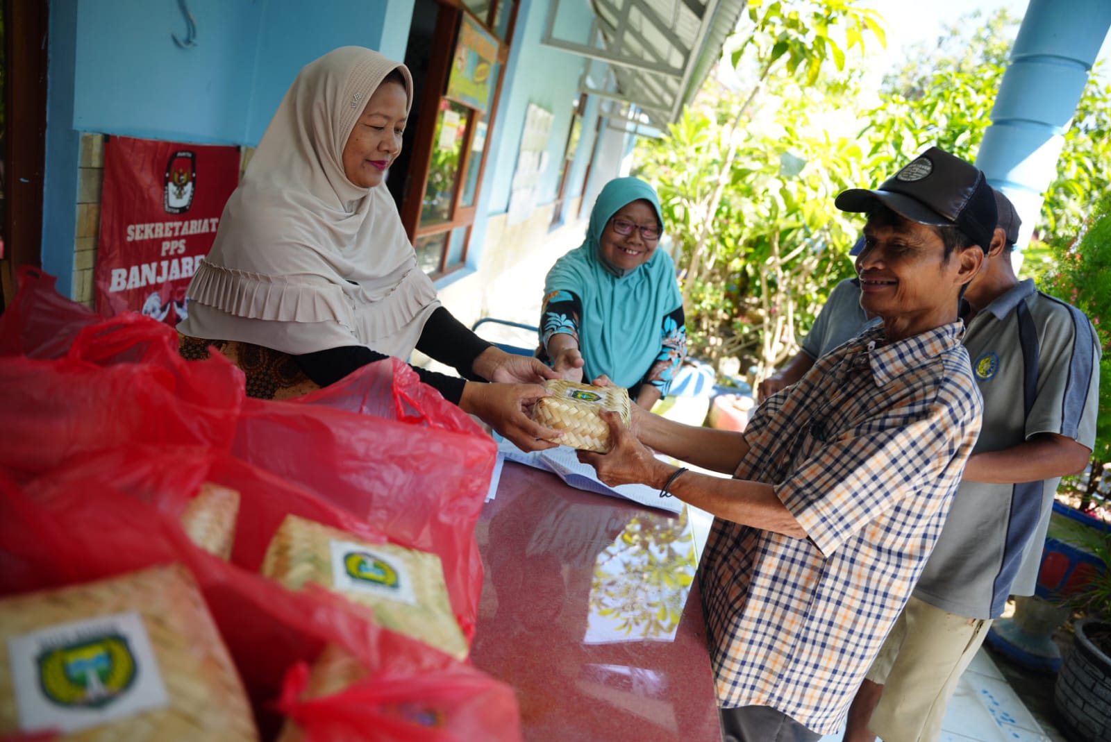 Foto utama berita: Berbagi Kebahagiaan Sekaligus Tambah Imun, Pemkot Bagikan Daging Kurban ke Masyarakat Rentan