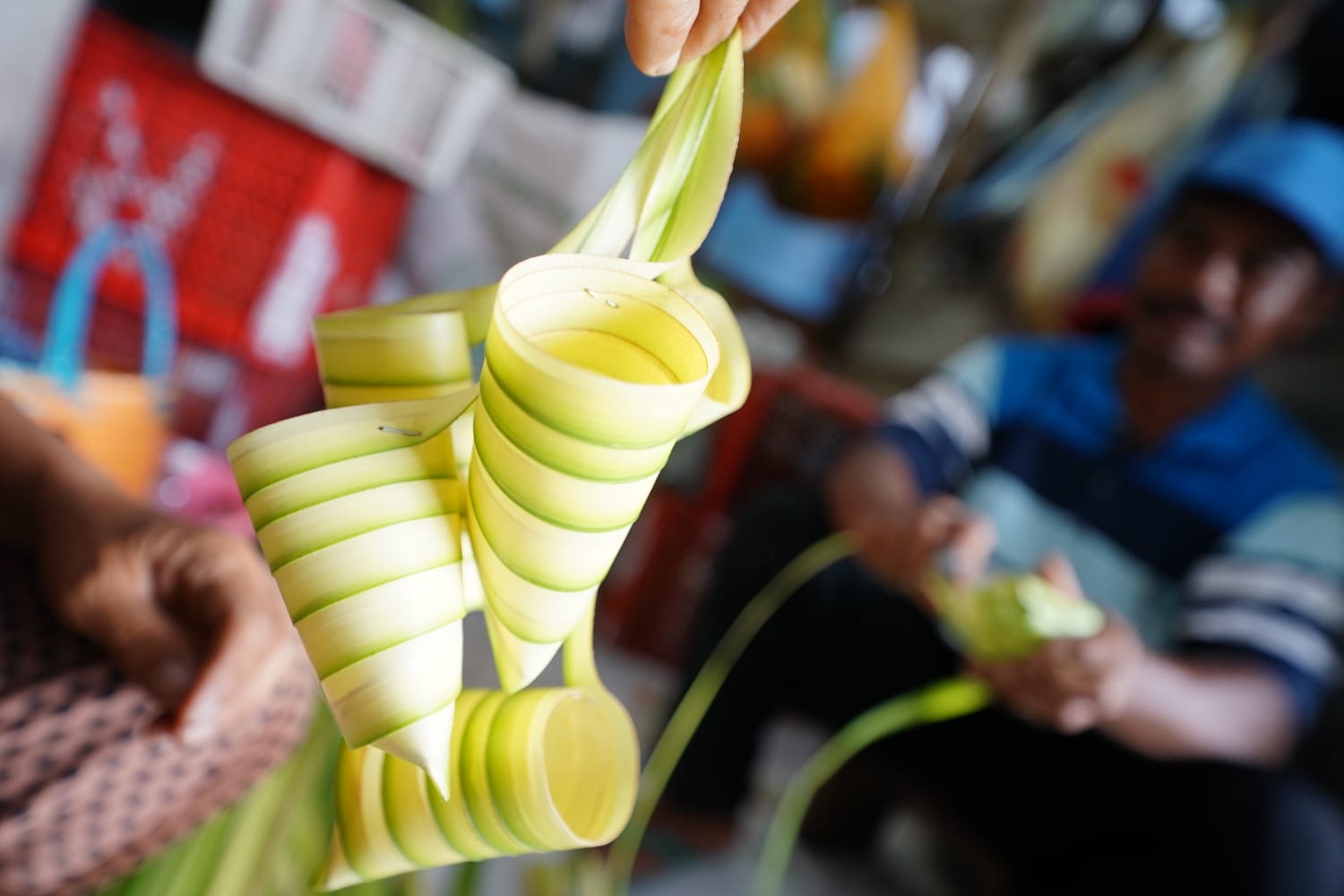 Foto 10 dari 10: Baru H+3 Lebaran, Pedagang Ketupat PBM Akui Penjualan Tahun Ini Lebih Laris