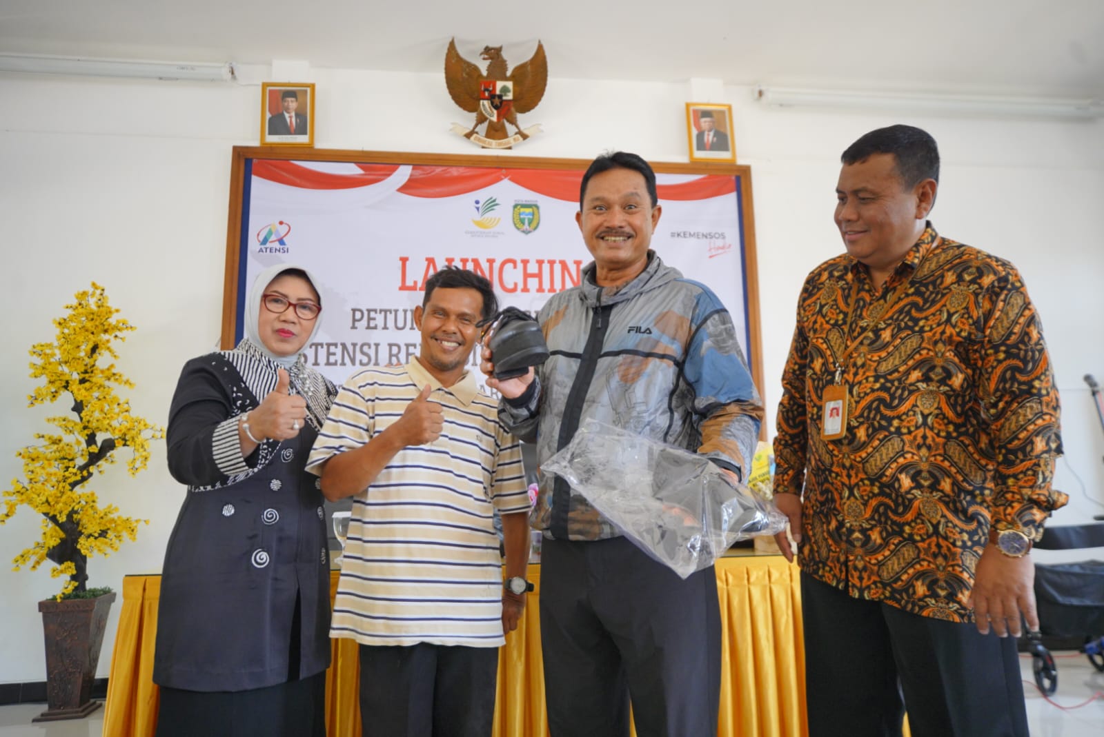 Foto 4 dari 9: Wali Kota Salurakan Bantuan Atensi Kemensos RI Sekaligus Resmikan Unit Layanan Terapi