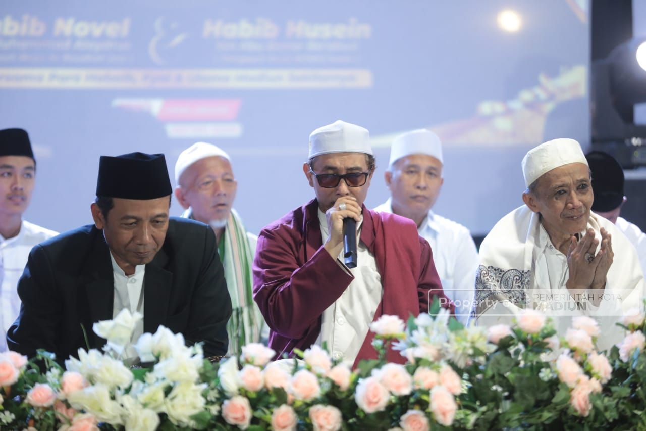 Foto 8 dari 16: Hadiri Peringatan Maulid Nabi Muhammad SAW, Wali Kota Ajak Masyarakat Tingkatkan Iman dan Taqwa
