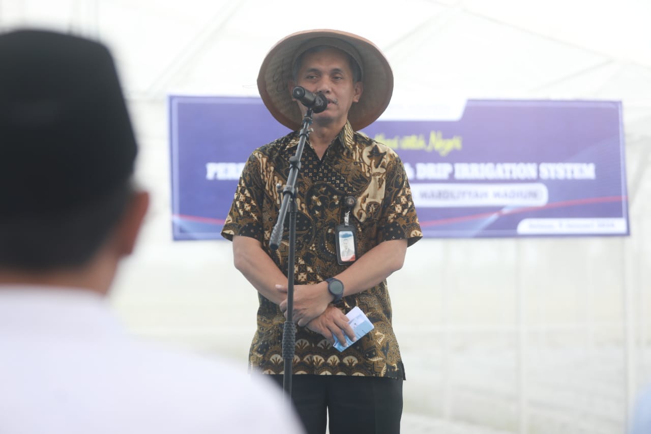 Foto 10 dari 13: Resmikan Greenhouse & Drip Irrigation System Ponpes Al Mardliyyah Madiun, Wali Kota Maidi Harap Bermanfaat