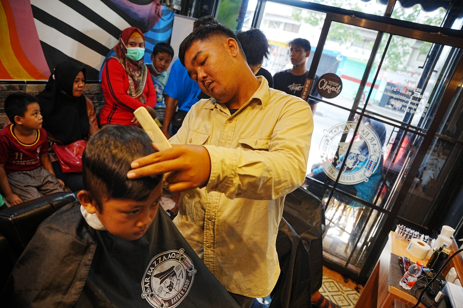 Foto 9 dari 10: Program Potong Rambut Gratis Sukses Sedot Perhatian Warga, Wali Kota Harap Peningkatan Ekonomi Bagi Pelaku Usaha