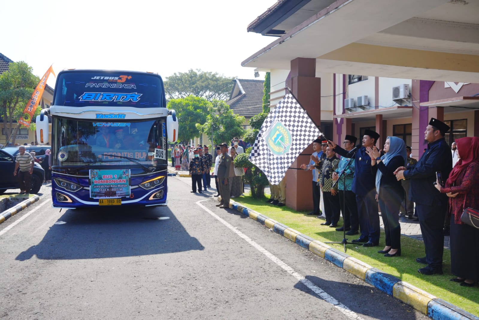 Foto utama berita: Lepas CJH Ke Tanah Suci, Wali Kota Pesan Optimalkan Ibadah Dan Jaga Kesehatan