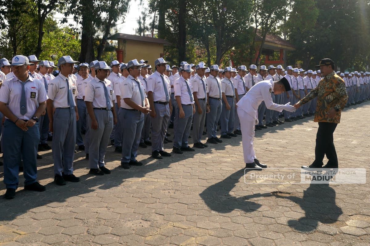 Foto 5 dari 9: Mengenang Masa Sekolah, Wali Kota Jadi Pimpinan Apel Di SMAN 1