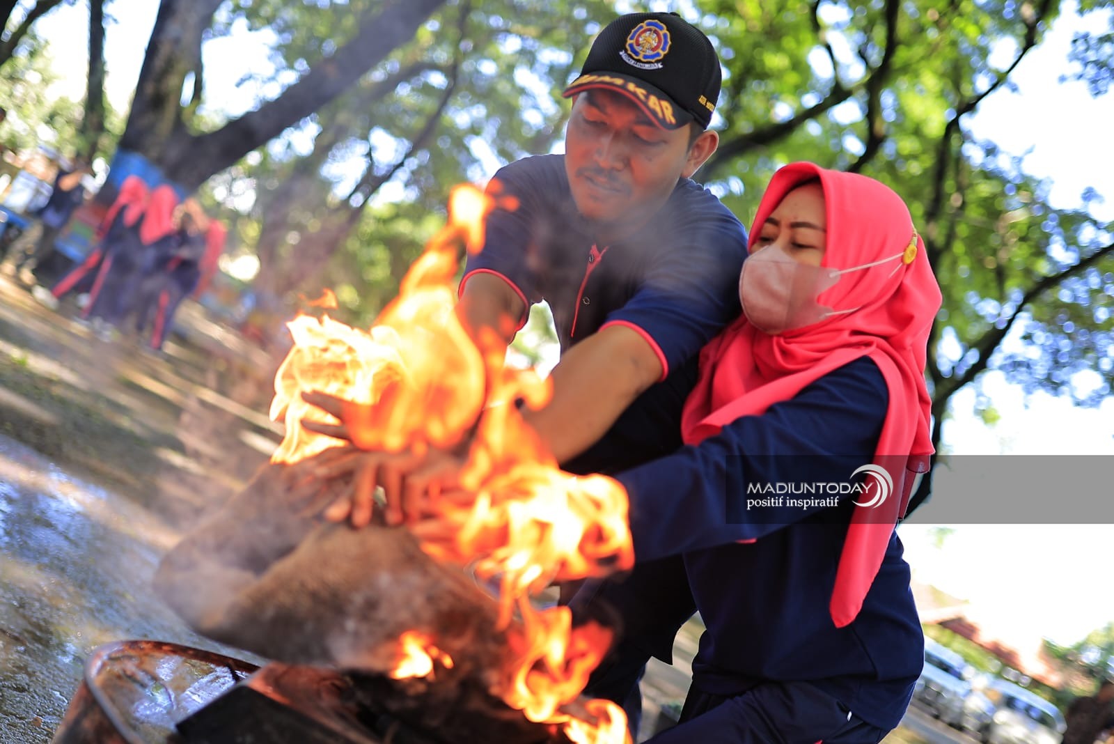 Foto 6 dari 7: Antisipasi Kebakaran Rumah Tangga, Satpol PP Dan Damkar Beri Pelatihan Penanganan Api Bagi Dharma Wanita