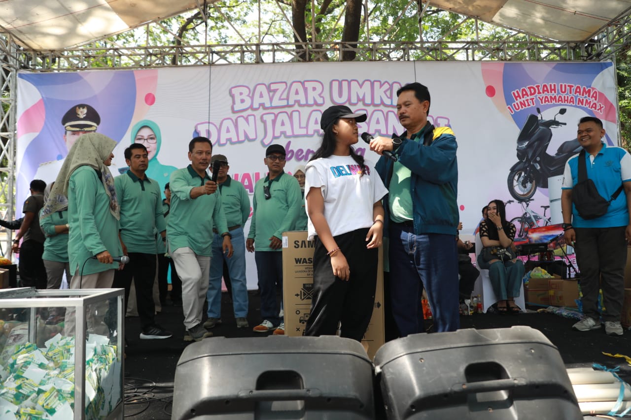 Foto 22 dari 28: Jalan Santai Bersama Warga Taman, Wali Kota : Perayaan Ini Untuk Masyarakat