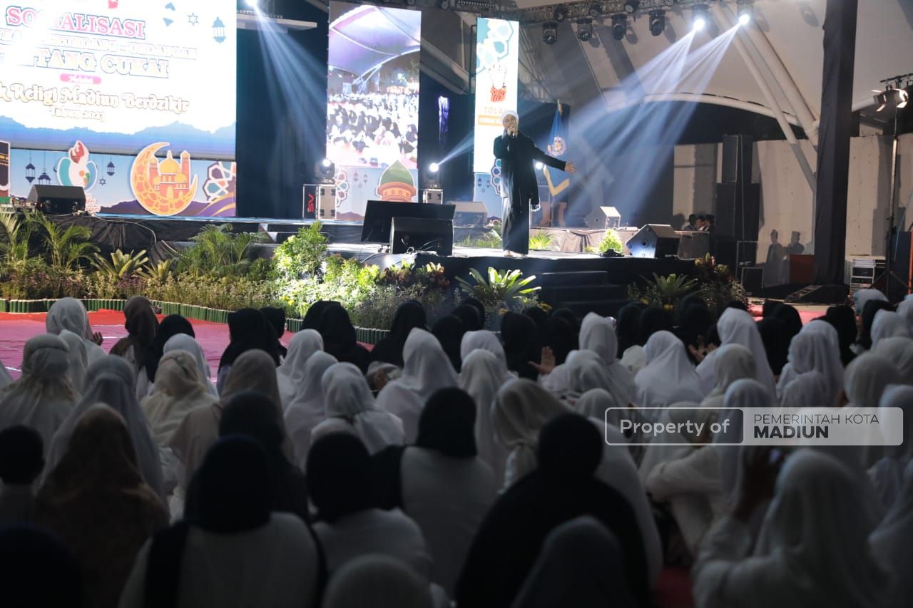 Foto 15 dari 17: Sosialisasi Ketentuan Cukai melalui Musik Religi, Pemkot Hadirkan Opick, Sekaligus Peringatan Hari Santri