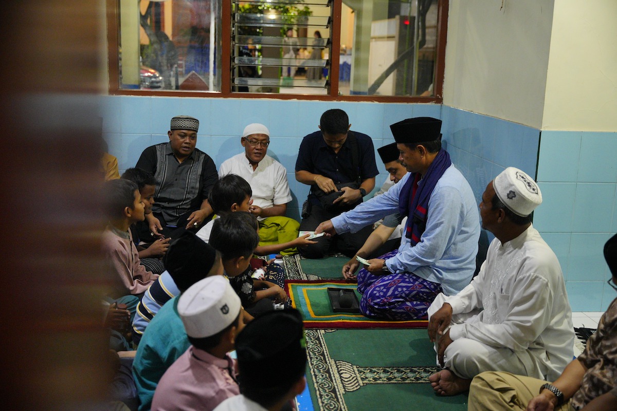 Foto 8 dari 8: Salat Isya di Masjid Reksogati, Wali Kota Salurkan Bantuan Tempat Ibadah Rp 20 Juta