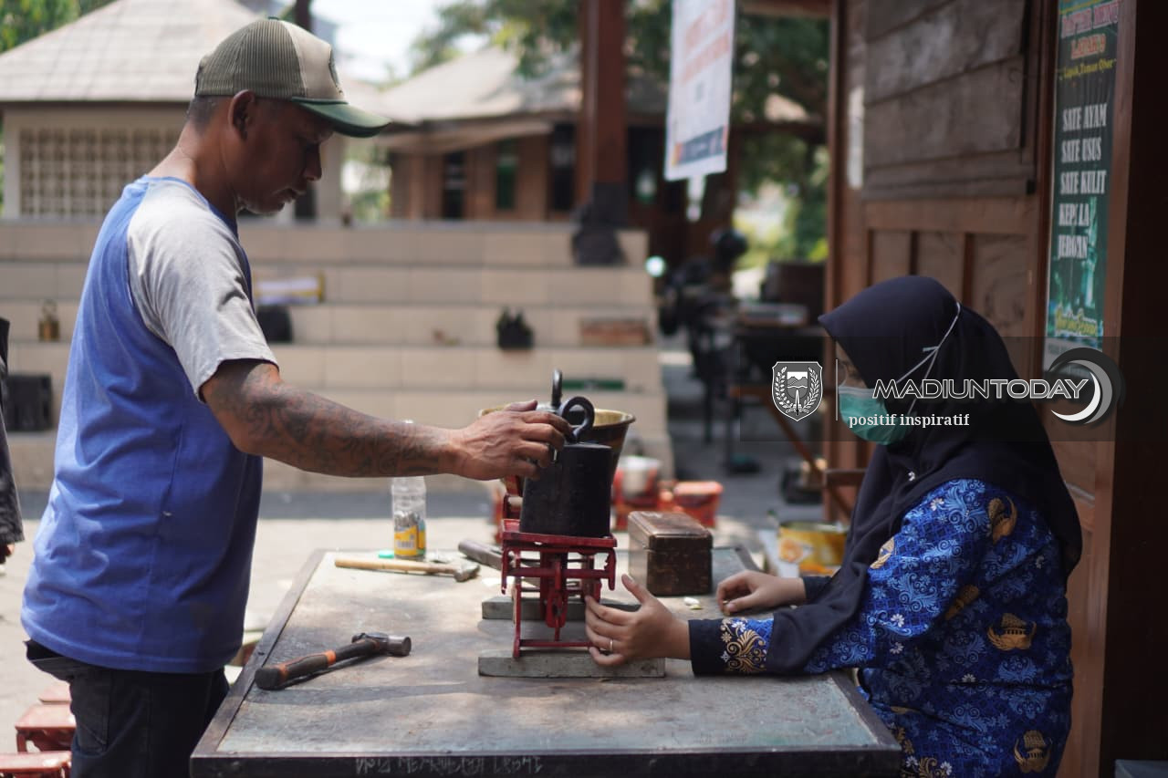 Foto 19 dari 19: Dari Posyandu hingga Pedagang, Layanan Tera Ulang Hadir di Kelurahan Pastikan Timbangan Akurat