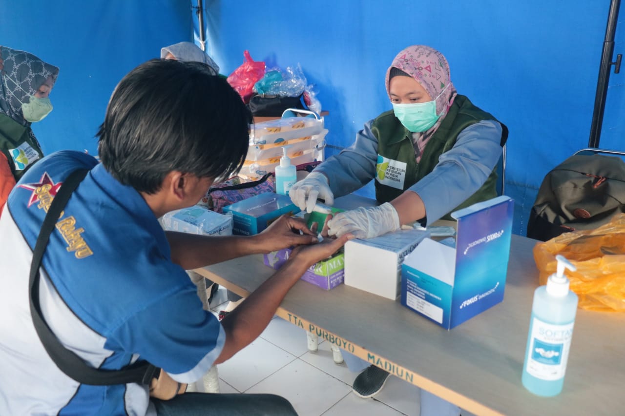 Foto 4 dari 6: Jamin Keselamatan Penumpang, Dinkes PPKB Gelar Pemeriksaan Kesehatan Bagi Sopir Bus