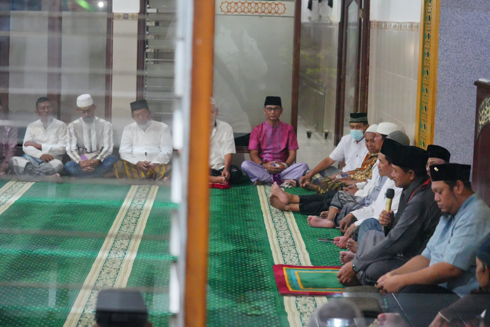 Foto 10 dari 10: Tarawih Di Masjid Al Muhajirin, Wali Kota Ajak Warga Tingkatkan Ibadah Sebelum Ramadan Berakhir