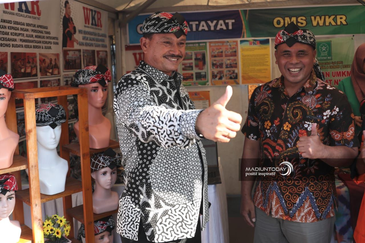 Foto 3 dari 3: Angkat Potensi Lokal, Budi Santosa Ciptakan Udeng Dari Batik Khas Kota Pendekar