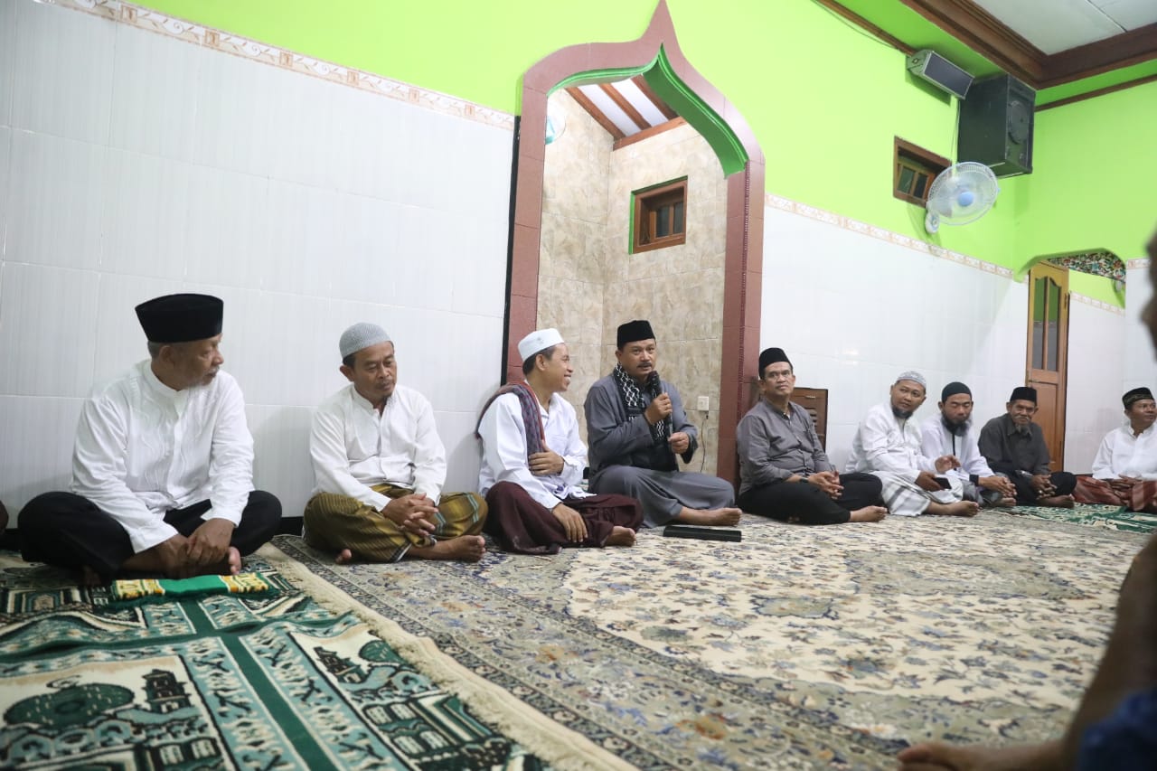 Foto 8 dari 10: Isya Berjamaah di Musala Baitul Muttaqin, Wali Kota Ajak Masyarakat Sampaikan Aspirasi