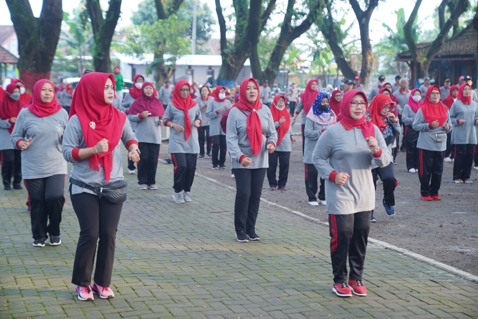 Foto 5 dari 10: Gelar Senam Lansia, Wali Kota Sosialisasikan Program Laptop Gratis