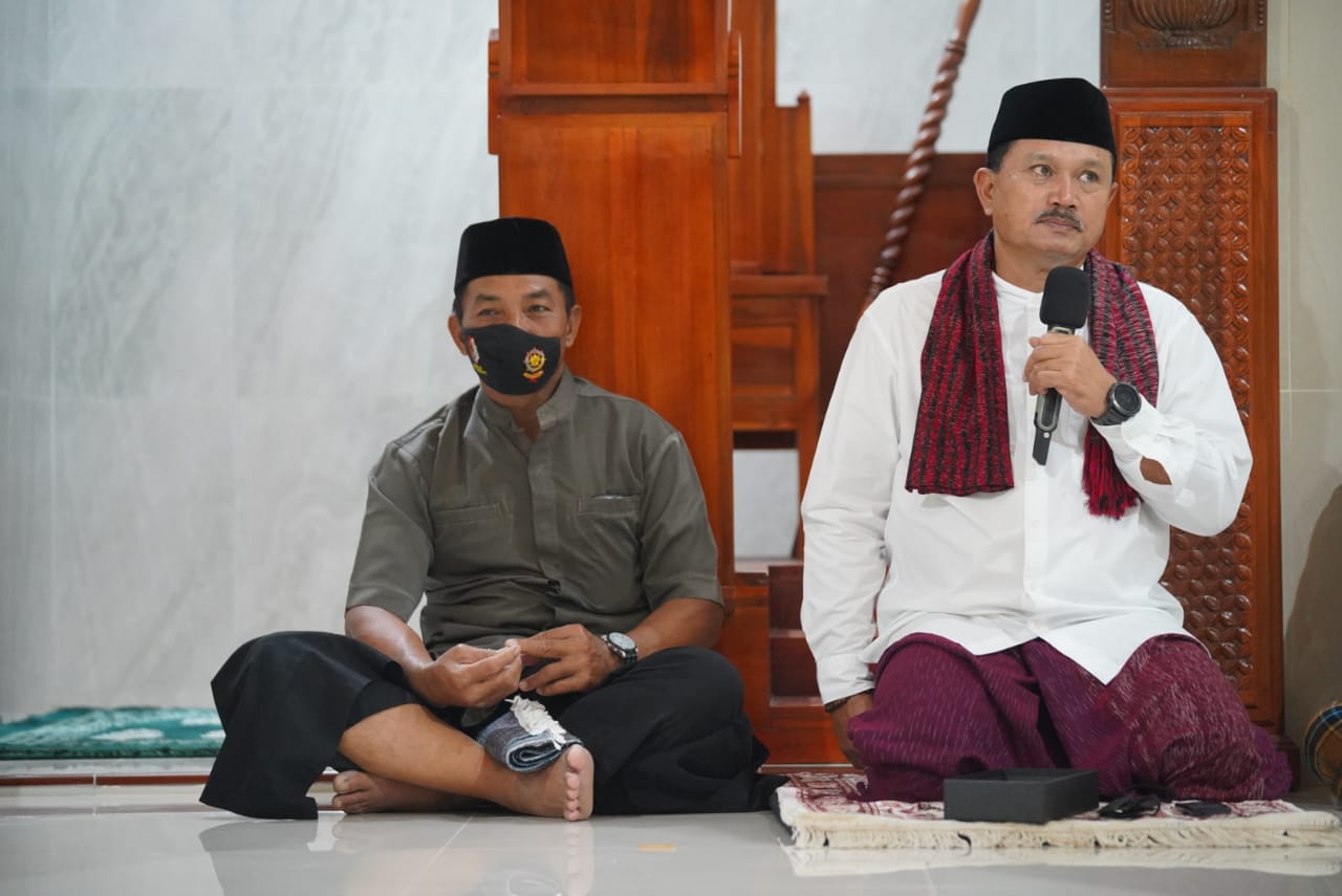 Foto 7 dari 10: Salat Isya di Masjid Al Mubarok, Wali Kota Bagikan Bibit Tanaman untuk Kemandirian Pangan