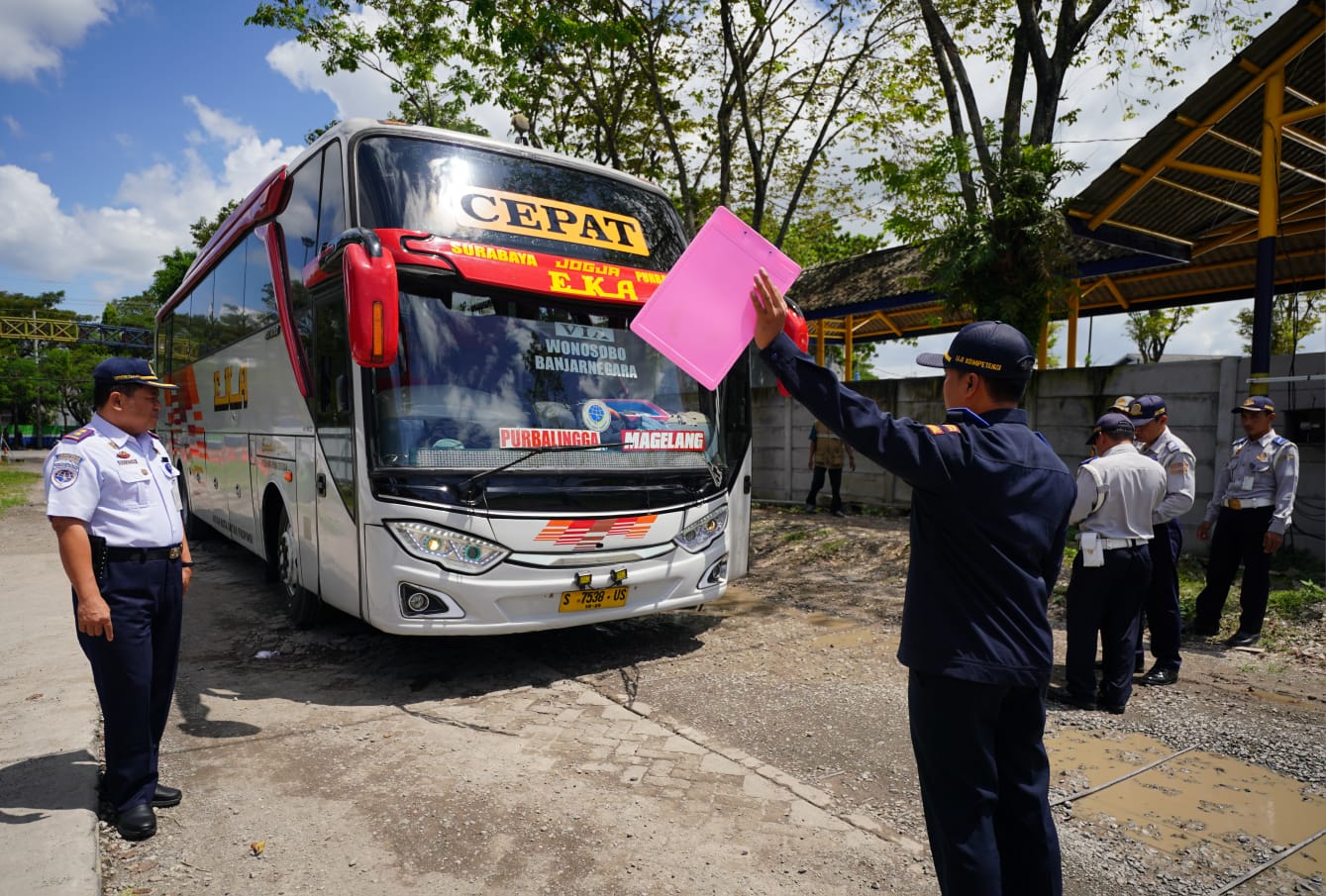 Foto 3 dari 4: Agar Keamanan dan Keselamatan Terjaga, Terminal Purboyo Gelar Ramp Check Armada Bus