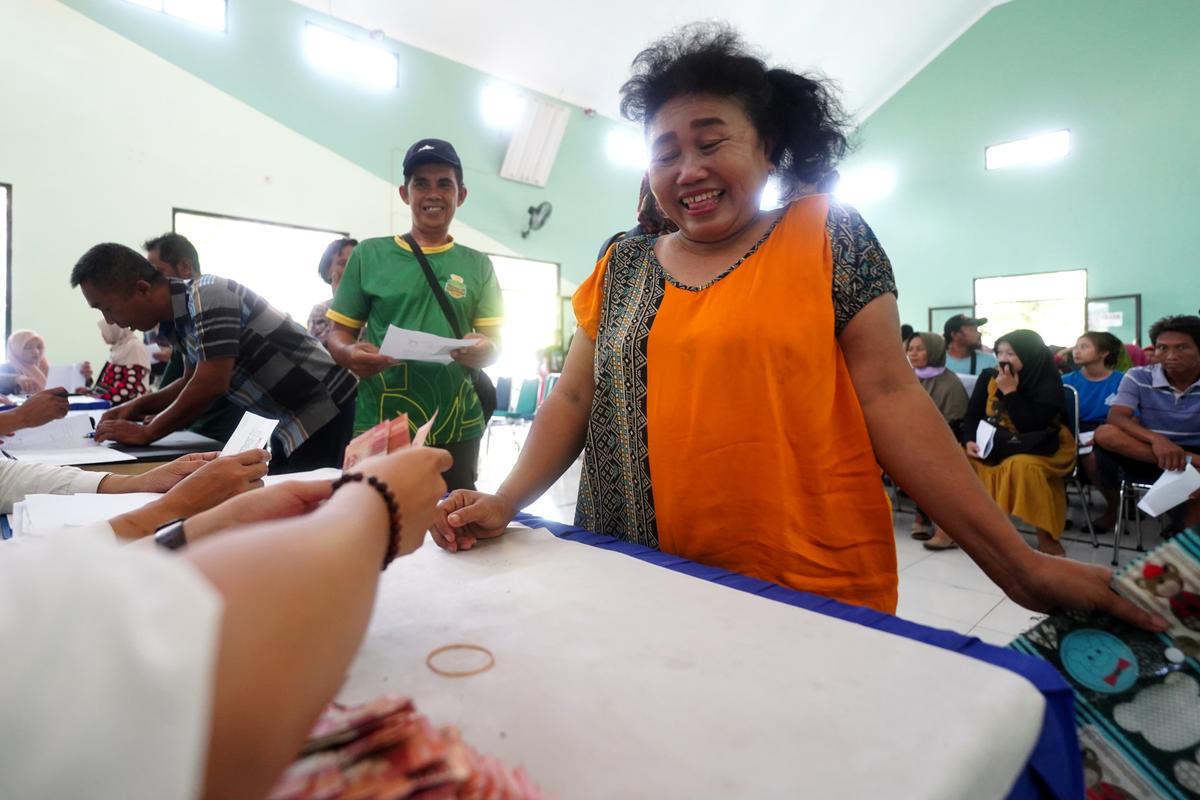 Foto 8 dari 19: Dinsos PPPA Kembali Salurkan BLT Daerah dan DBHCHT, Ada 3.353 Penerima