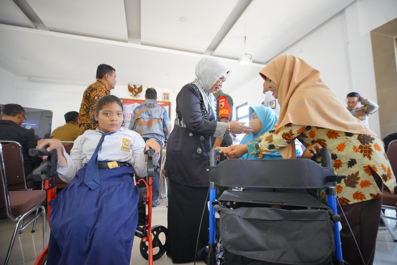 Foto 8 dari 9: Wali Kota Salurakan Bantuan Atensi Kemensos RI Sekaligus Resmikan Unit Layanan Terapi