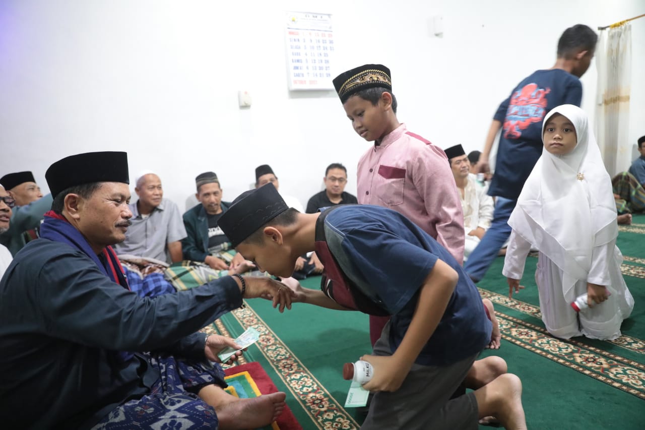 Foto 2 dari 15: Masjid Suhud Rohman Dapat Bantuan Rp 25 Juta, Jamaah Juga dapat Bantuan Sembako, Minyak, dan Santunan