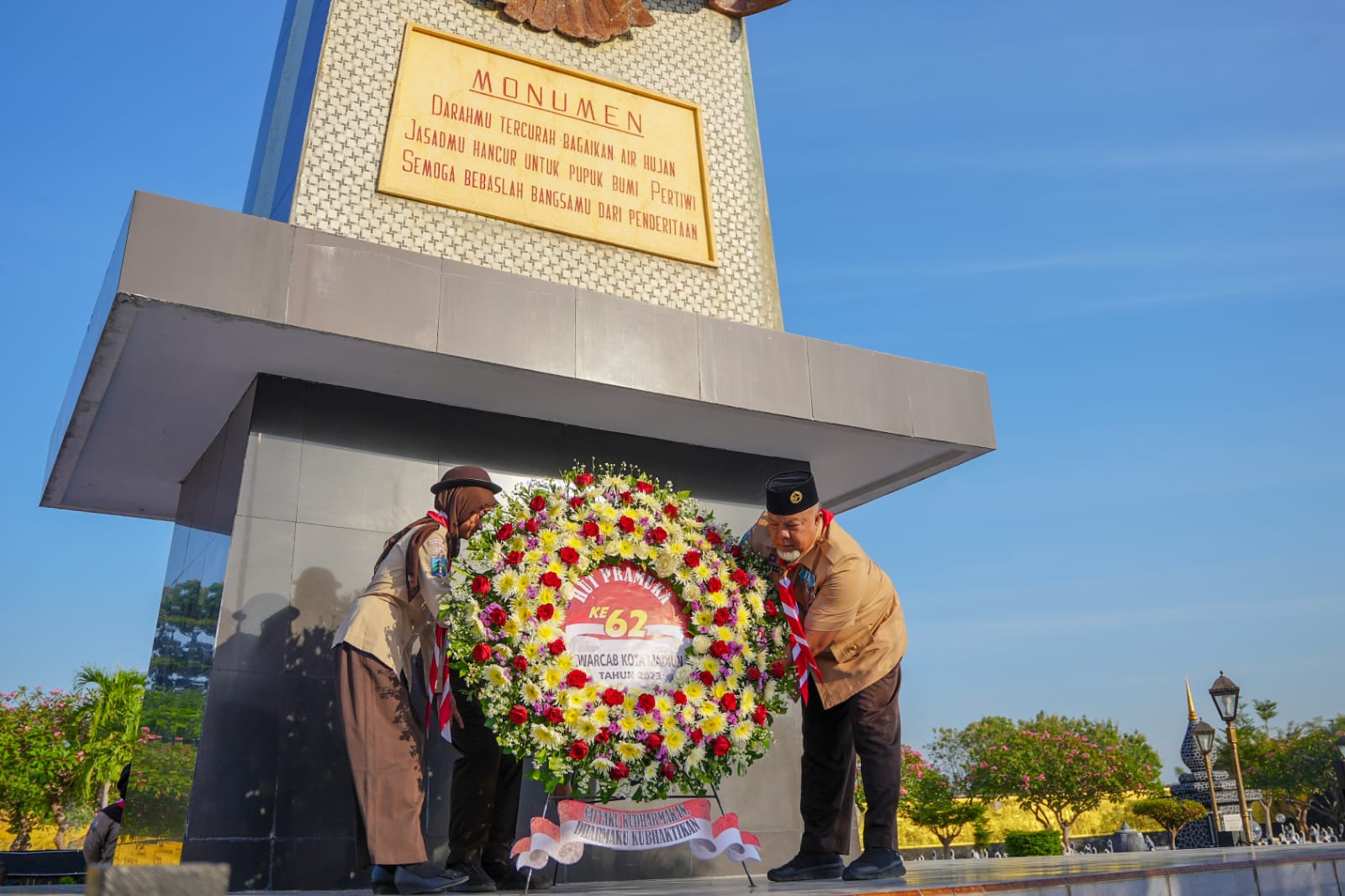 Foto 2 dari 9: Jelang Hari Pramuka, Kwarcab Kota Madiun Ajak Penggalang Dan Penegak Tabur Bunga Di Makam Pahlawan