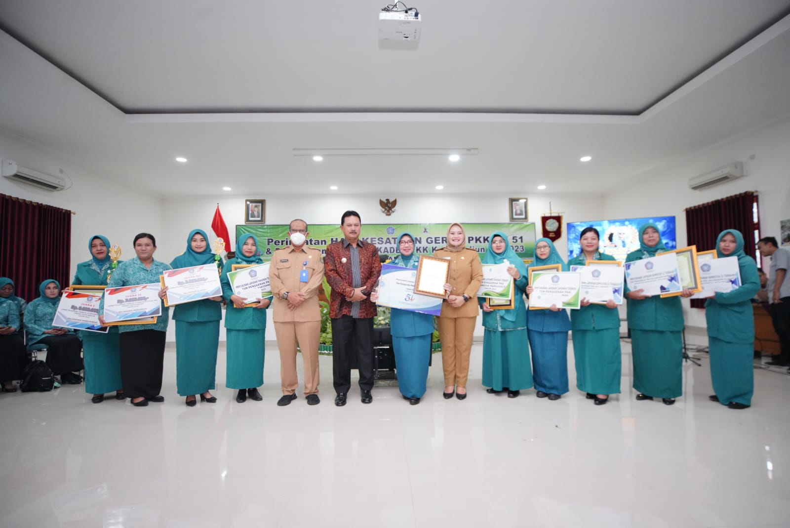 Foto 7 dari 10: Peringatan HKG ke-51, PKK Kota Madiun Raih Penghargaan Penyusunan Program Terbaik Tingkat Jawa Timur