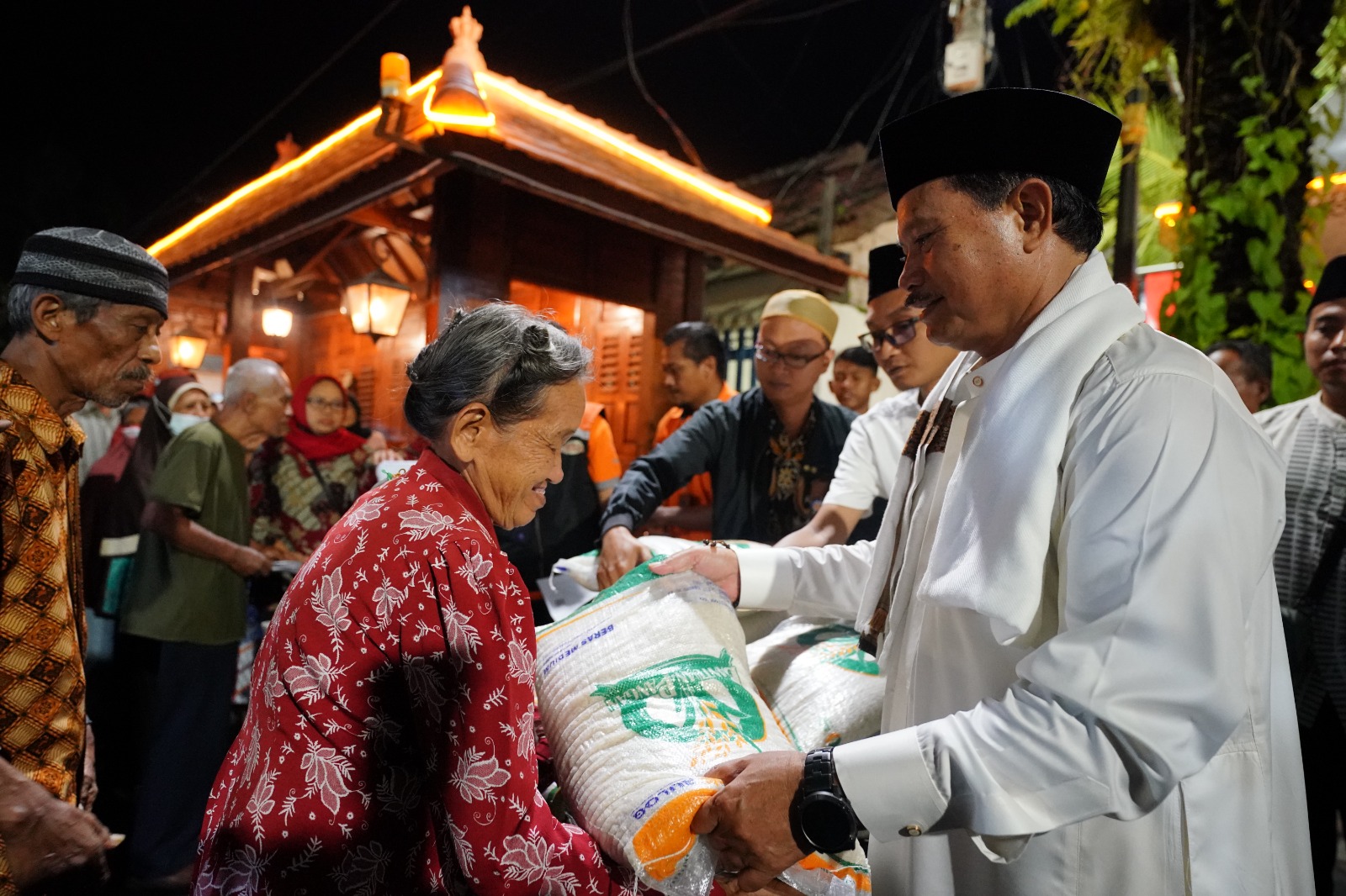 Foto 1 dari 10: Peringati Nuzulul Quran, Wali Kota Juga Salurkan Bantuan Pangan