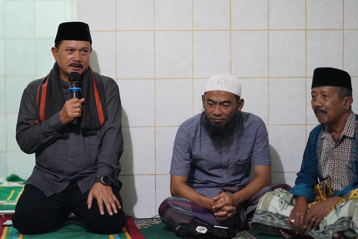 Foto 9 dari 9: Salat Isya di Musala Nurul Huda, Wali Kota Maidi Salurkan Sembako Hingga Bantuan Pembangunan Rp 30 Juta