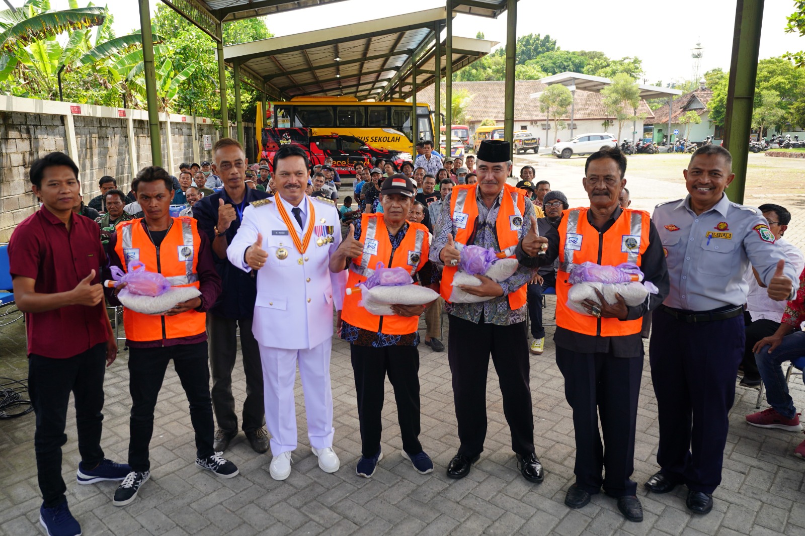 Foto 10 dari 10: Gelar Pembinaan Bagi Jukir Tepi Jalan, Wali Kota Ingatkan Jukir Harus Santun