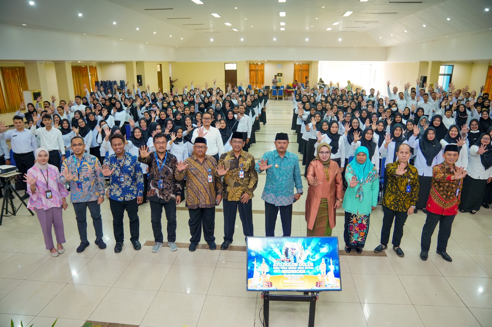 Foto 6 dari 10: Serahkan SK PPPK, Wali Kota Minta Serius dalam Bekerja