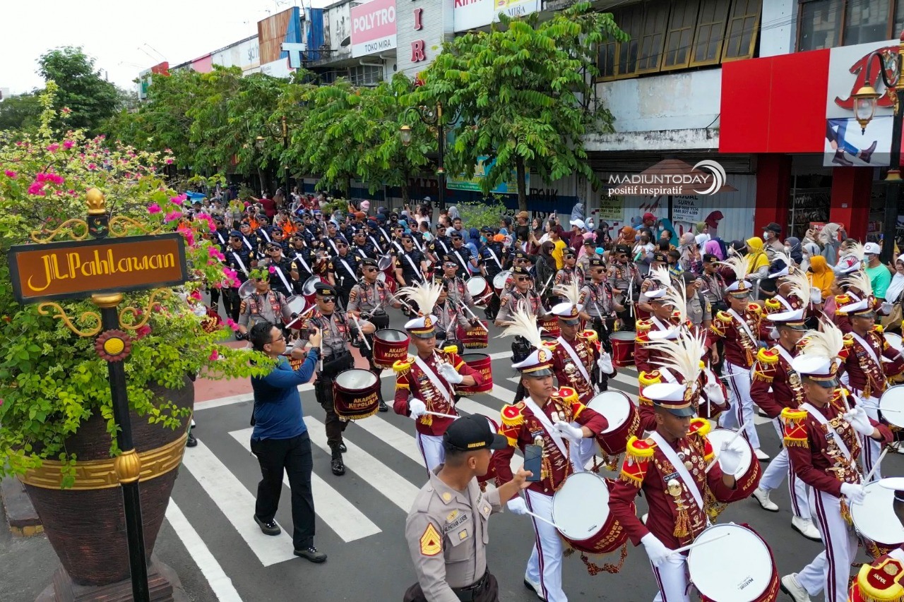 Foto 4 dari 19: Sukses Memukau Masyarakat, Aksi Drumcorps Pelopor Cenderawasih Akpol Dapat Apresiasi Wali Kota Maidi