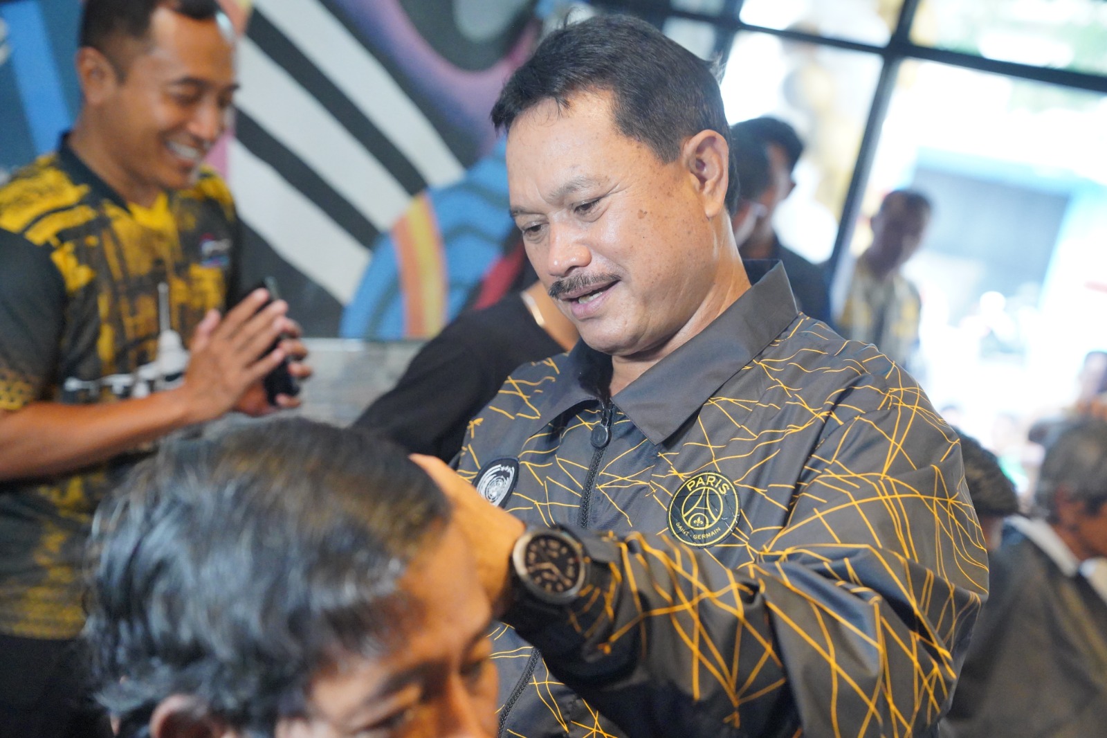 Foto 6 dari 10: Hadiri Pembukaan Barbershop, Wali Kota Pelaku Usaha Ramaikan Ekonomi Kota