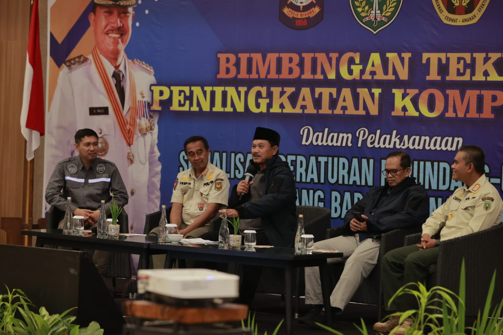 Foto 2 dari 5: Hadiri Bimtek Satpol PP Dan Damkar, Wali Kota Sampaikan Sejumlah Arahan