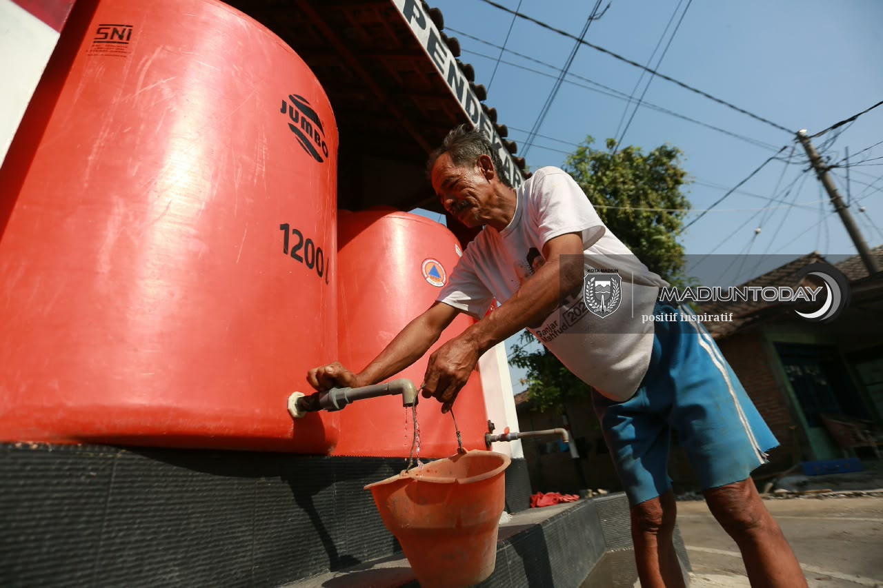 Foto 3 dari 5: Kemarau Berdampak pada Sumber Air, BPBD Suplai Air Bersih ke Kelun