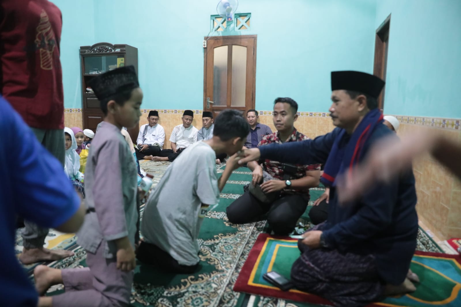 Foto 7 dari 8: Shalat Magrib di Masjid Al Iman, Wali Kota Beri Santunan Hingga Bantuan untuk Pavingisasi