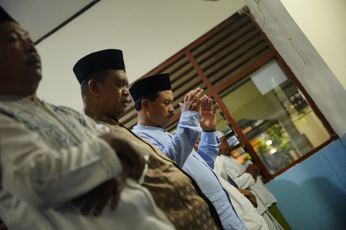 Salat Isya di Masjid Reksogati, Wali Kota Salurkan Bantuan Tempat Ibadah Rp 20 Juta
