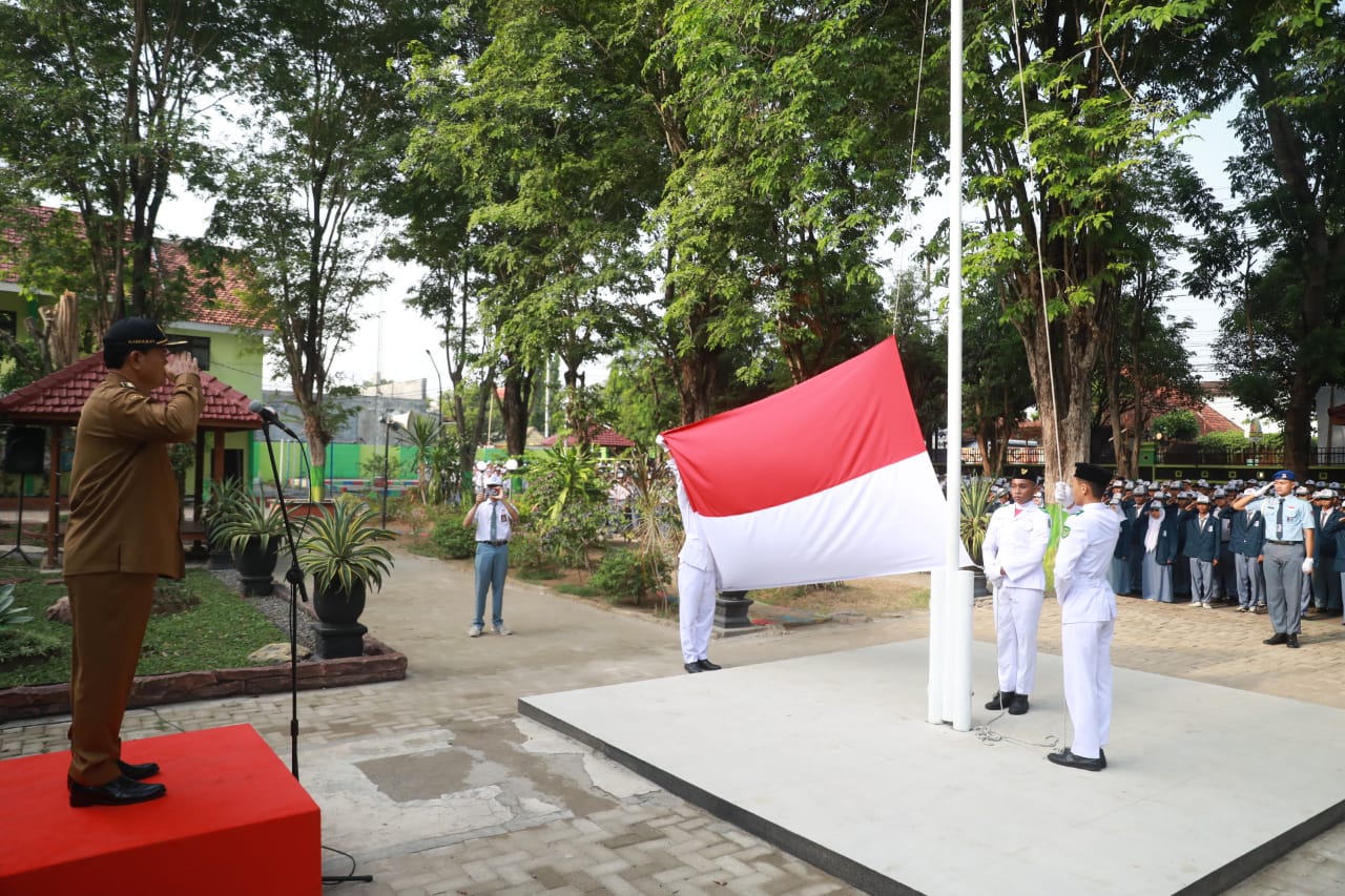 Foto 3 dari 13: Jadi Pembina Upacara Di SMKN 1, Wali Kota Pesan Murid Patuhi Guru Agar Prestasi Terus Melaju
