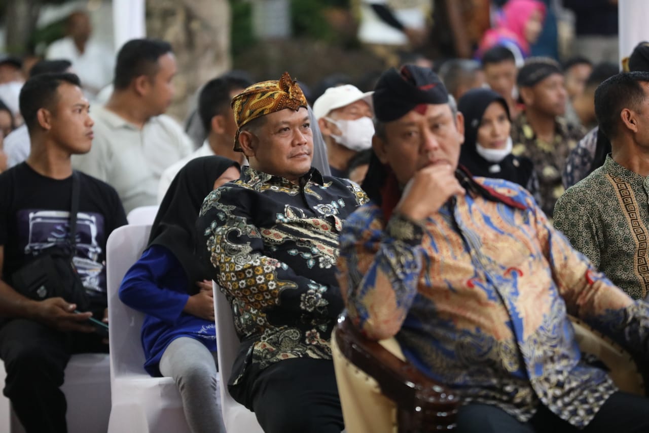 Foto 9 dari 11: Saksikan Pagelaran Wayang Kulit di Korem, Panglima: Kalau ke Kota Madiun dulu itu Nglencer